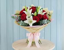 Букет цветов из:  Лилии и Розы в Завьялово Алтайского края