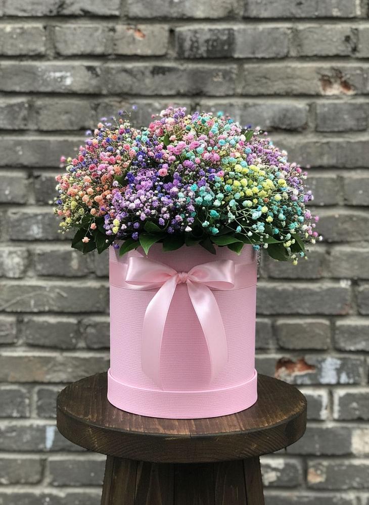 Цветочная композиция из Гипсофила и Розы в шляпной коробке в Завьялово Алтайского края