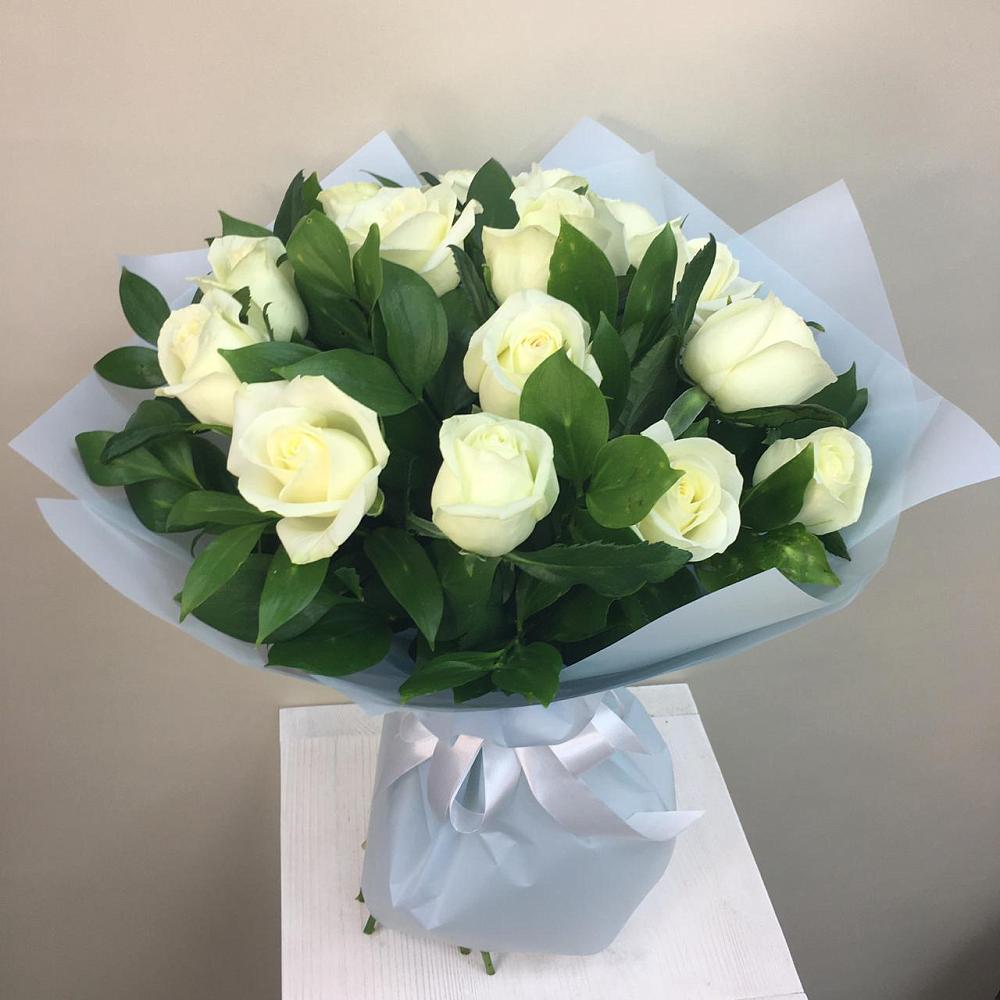 Букет 15 Белых роз Проуд в Завьялово Алтайского края