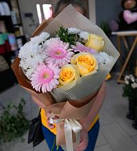 Букет цветов из:  Герберы, Розы и Хризантемы в Завьялово Алтайского края