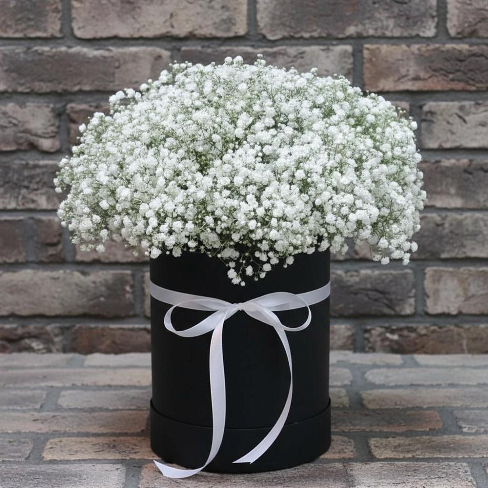 Цветочная композиция из Гипсофила в шляпной коробке в Завьялово Алтайского края