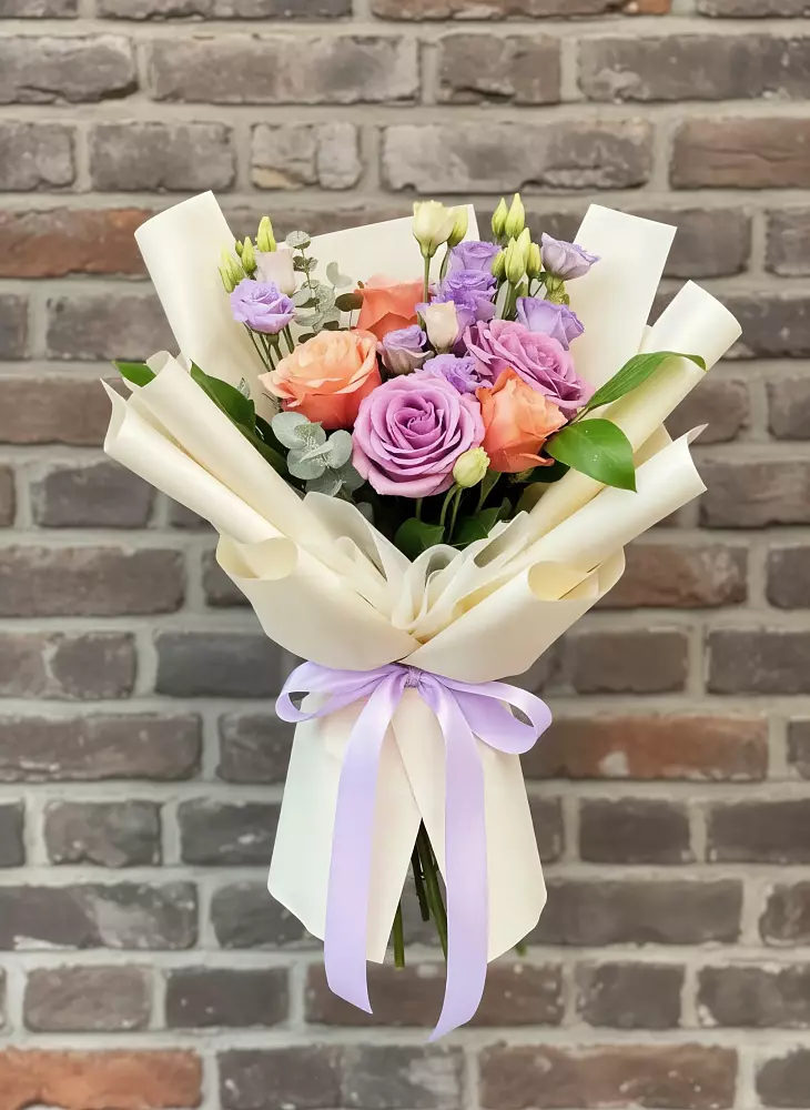 Букет цветов из: Лизиантусы и Розы в Завьялово Алтайского края