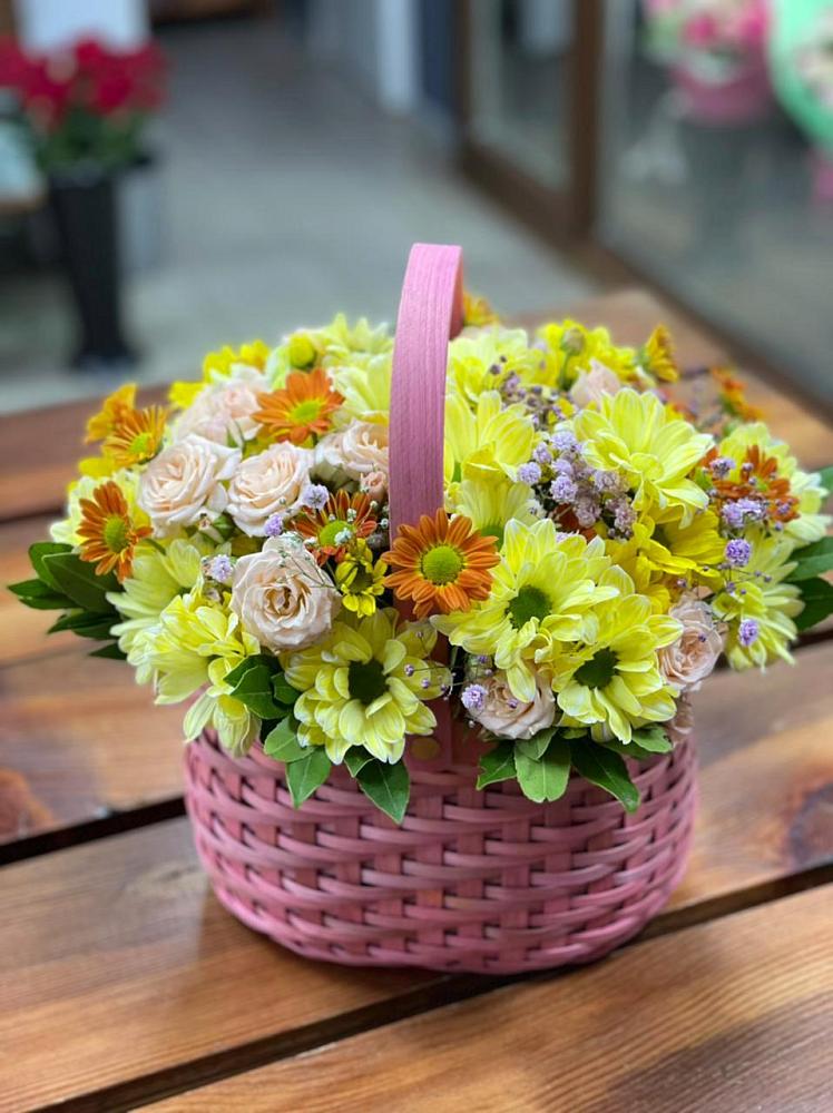 Цветочная композиция из Хризантемы и Розы в корзине в Завьялово Алтайского края