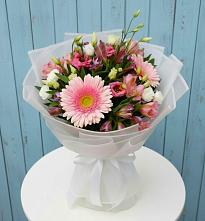 Букет цветов из:  Герберы, Альстромерии и Лизиантусы в Завьялово Алтайского края