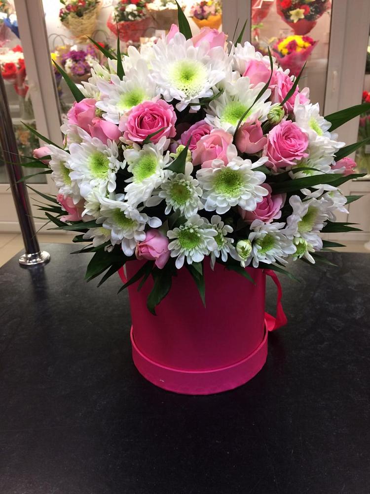 Цветочная композиция из Розы и Хризантемы в шляпной коробке в Завьялово Алтайского края