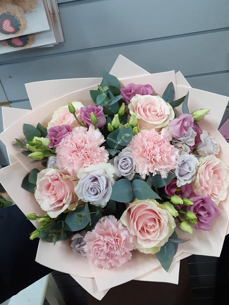 Букет цветов из: Розы, Гвоздики и Лизиантусы в Завьялово Алтайского края